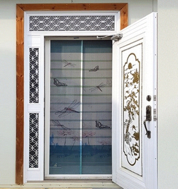 현관문 롤 방충망 설치 이미지