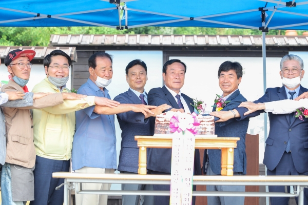 취임 기념 쌀케이크 절단식(오른쪽에서 두 번째 이임하는 이종수 회장, 오른쪽에서 세 번째 취임하는 김성재 회장)