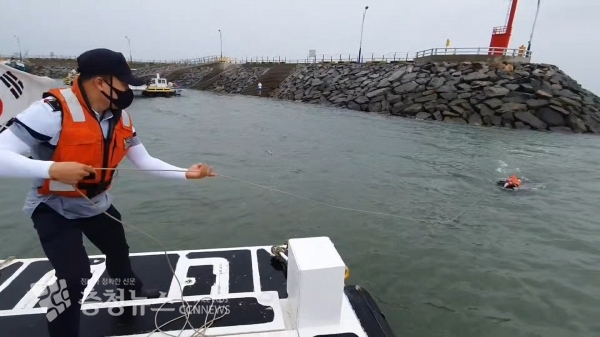 태안해경 안면파출소 연안구조정 순찰구조팀이 수영자 밴드와 로프를 이용한 해상 인명구조술 훈련을 실시하고 있다. (출처=태안해양경찰서)