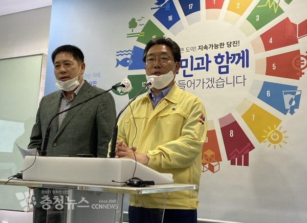 (오른쪽부터)김홍장 당진시장과 백종석 당진시체육회장