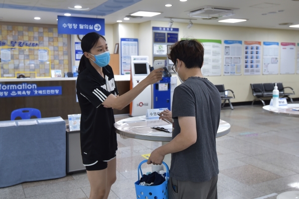 수영장 입구 발열체크