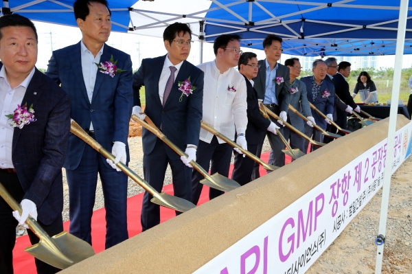 선진뷰티사이언스 장항 제2공장 기공식에서 시삽 모습
