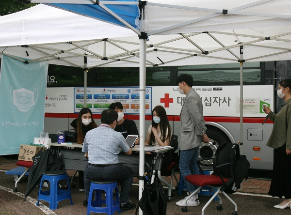 헌혈 적격자를 판별하기 위해 건강 관련 설문지를 작성 중이다.