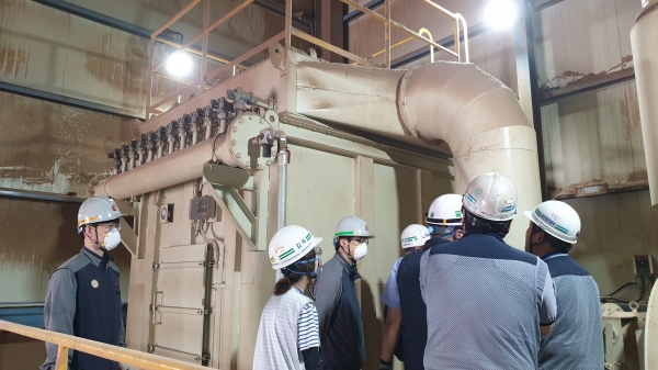 한국안전인증원 평가단이 태안발전본부 우드펠릿 저장소의 집진기 화재 및 분진폭발 위험성 평가를 시행하고 있다.