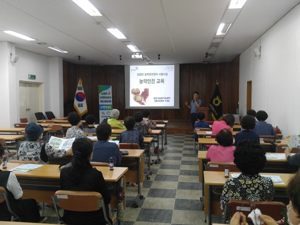 24일 오전10시 정미농협 회의실에서 생활개선회 회원을 대상으로 교육을 실시하는 장면
