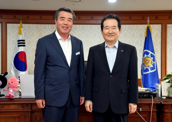 김동일 시장(좌측)과 정세균 국무총리(우측).