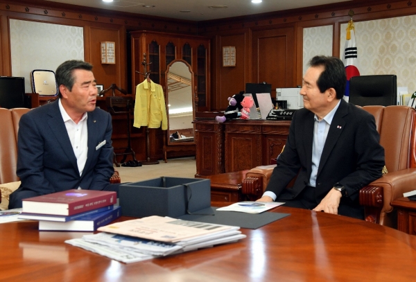정세균 국무총리(우측)에게 주요 현안 건의하는 김동일 보령시장(좌측)
