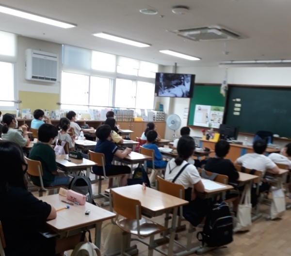 「평화와 번영을 위한 6.25실증교육」이라는 주제 강연을 시청하는 어린이들