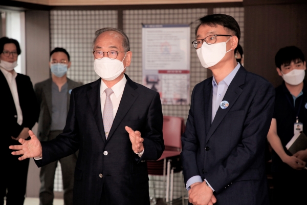 교내시설 견학 중인 유재원 총장(좌)과 이광축 대표이사(우) 모습