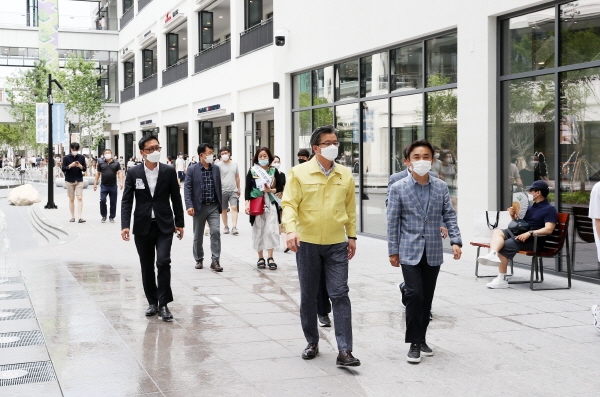 지난 27일 관평동 현대아울렛 매장에서 정용래 유성구청장이 점포 내 방역수칙 준수 등을 점검하고 있다