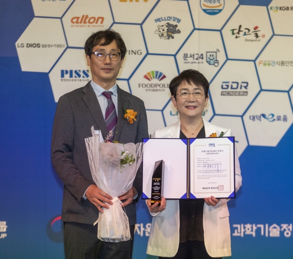 지난 26일 밀레니엄서울힐튼호텔에서 개최된 ‘2020 국가대표브랜드 大賞’에서 지역화폐 부문 대상을 수상함에 따라, 박정현 구청장이 직접 상패를 수여받고 있다.