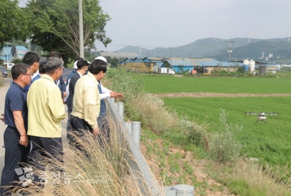 오세현 아산시장이 드론을 활용한 돌발병해충 긴급예찰 방제현장을 방문해 안전사고 예방 및 개선방안에 대해 이야기하고 있다.
