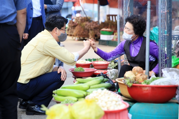 맹정호 서산시장이 동부시장을 찾아 상인들을 격려하고 있다.
