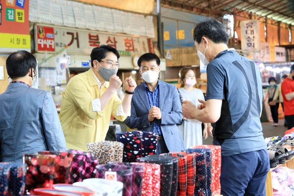 맹정호 서산시장이 동부시장을 찾아 상인들을 격려하고 있다.
