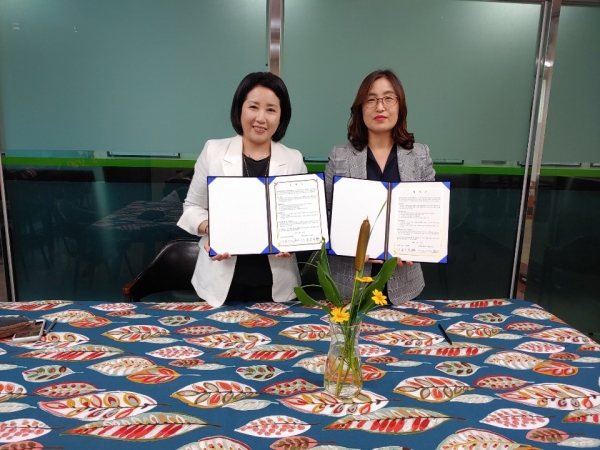 시니어클럽 협약체결 (좌측 권주현 노인복지관장, 우측 유인화 계룡시니어클럽관장)