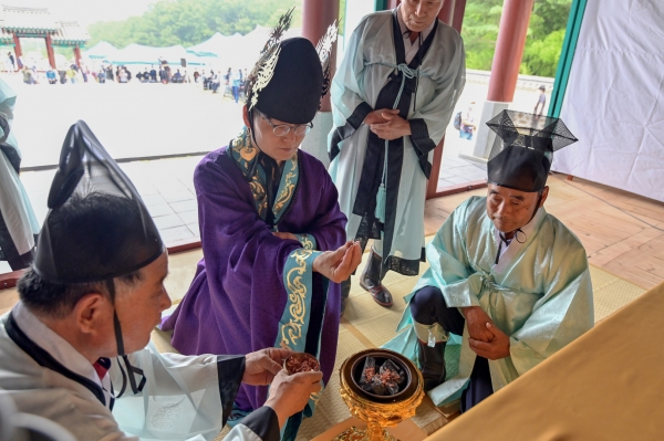 무령왕 서거 1497주기 추모제례에 참석한 김정섭 공주시장