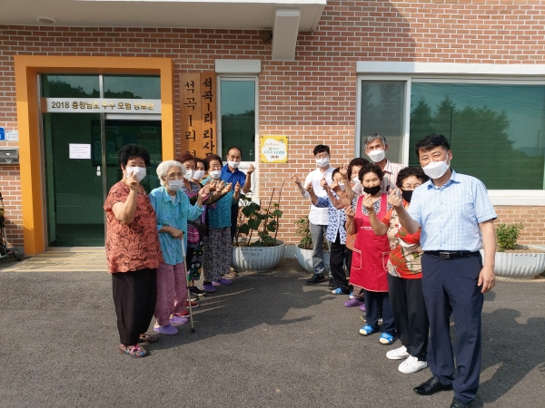 경로당 회장, 마을주민대표, 공동생활홈 생활자 등과 기념촬영