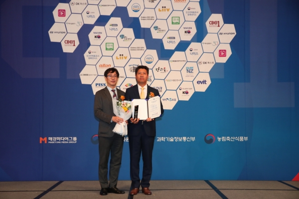 지난 26일 열린 ‘2020 국가대표 브랜드 대상 시상식’에서 (오른쪽) 골프존 박강수 대표이사가 기념사진을 촬영하고 있다