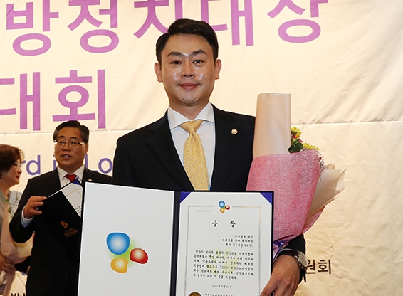 최기정 서산시의원이 2020거버넌스지방정치대상서 최우수상을 수상했다.