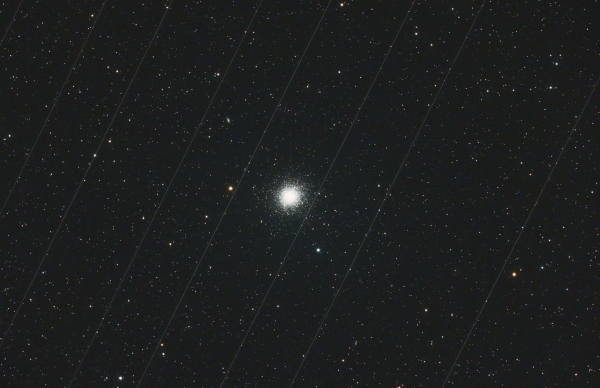 지난 22일 충북 괴산에서 촬영한 구상성단 M13과 스타링크 8기의 궤적 / 한국천문연구원 박영식 선임연구원 촬영