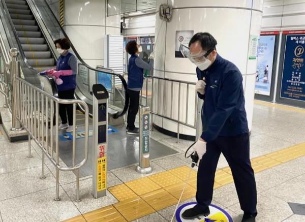 대전도시철도공사 대전역 직원들이 청소 및 방역소독을 실시하고 있다.
