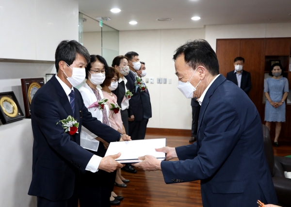 29일 2020년도 상반기 퇴직공무원 정부포상을 전수했다.
