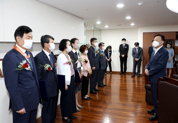 29일 2020년도 상반기 퇴직공무원 정부포상을 전수했다.