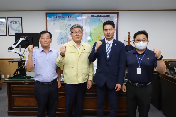 계룡시청 펜싱팀 신임감독 임명장 수여(좌측부터 임경희 문화체육과장, 류재승 부시장, 김은수 감독, 민준식 체육진흥팀장)