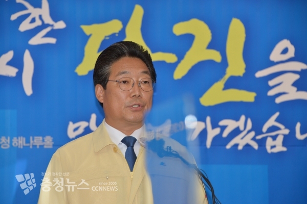 기자회견 하는 김홍장 당진시장 / 충청뉴스 최형순 기자