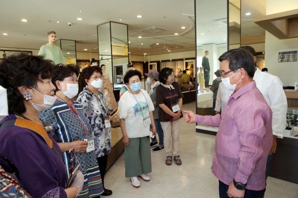 한산모시제품 판매 홍보에 나선 노박래 군수