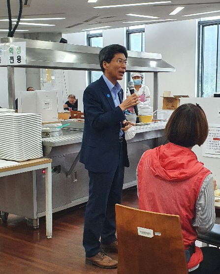 30일 교내 혜화문화관 식당에서 코로나19 방역과 교내 환경정리에 헌신하고 있는 협력업체 직원 및 관계자 100여명과 간담회 실시