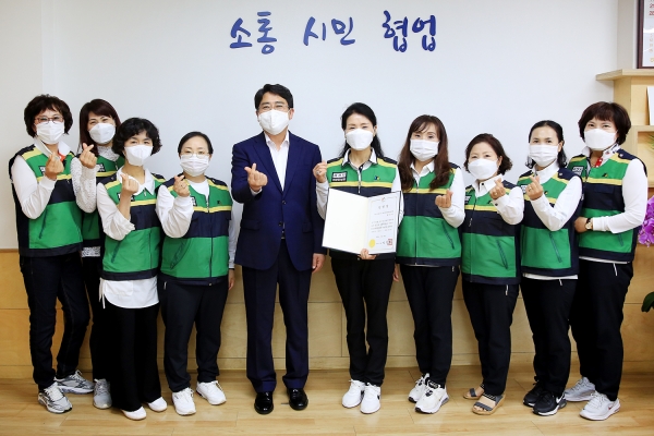 맹정호 서산시장과 제4기 서산시 여성지원민방위대 임원들 기념촬영