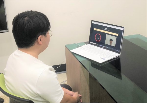 배재대 학생이 자신의 노트북으로 새로 도입된 AI 실전 모의면접 프로그램을 진행하고 있다.