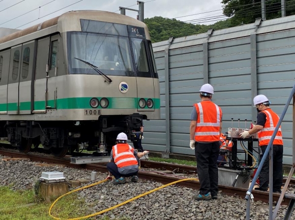 대전도시철도공사 직원들이 판암차량기지에서 열차탈선에 따른 비상 복구훈련을 실시하고 있다