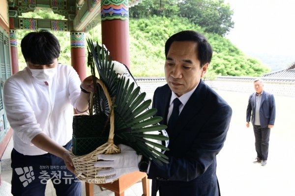 김좌진장군 사당에서 헌화하는 길영식 부군수