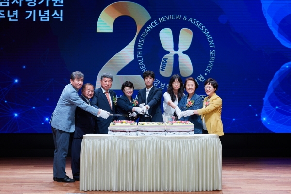 왼쪽부터 송재동 개발상임이사, 양훈식 진료심사평가위원장, 백문규 동우회장, 김선민 원장, 직원대표 2명, 문정주 상임감사, 강희정 업무상임이사