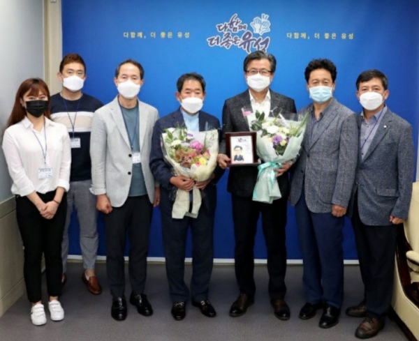 (왼쪽부터) 신윤정, 조형택 유성구체육회 지도자, 서정원 유성구체육회 부회장, 전문수 회장, 정용래 전 회장, 염승철 체육회 감사, 송석범 사무국장