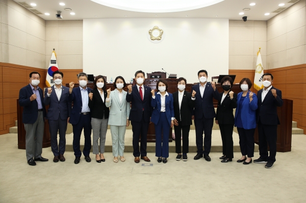 제8대 유성구의회 후반기 원구성 완료 후 기념촬영