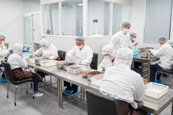 지난 1일 민들레 일터를 방문한 김홍장 시장 모습