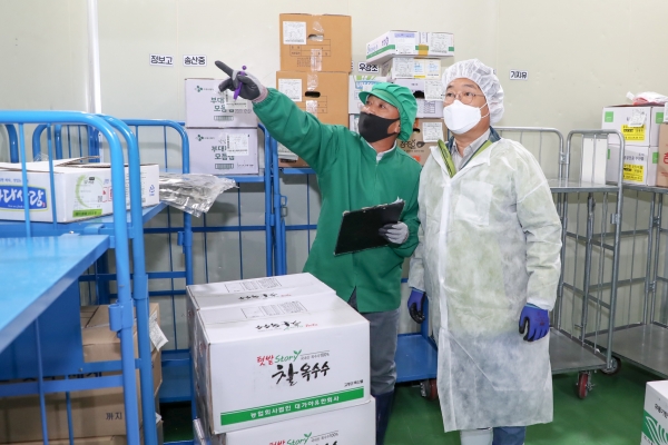 학교급식지원센터 민생현장 방문중인 김홍장 시장