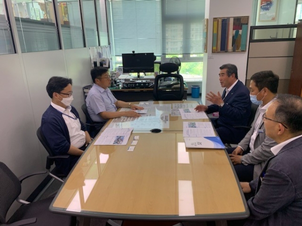 기획재정부를 방문해 현안사업 건의를 하고 있는 김동일 시장