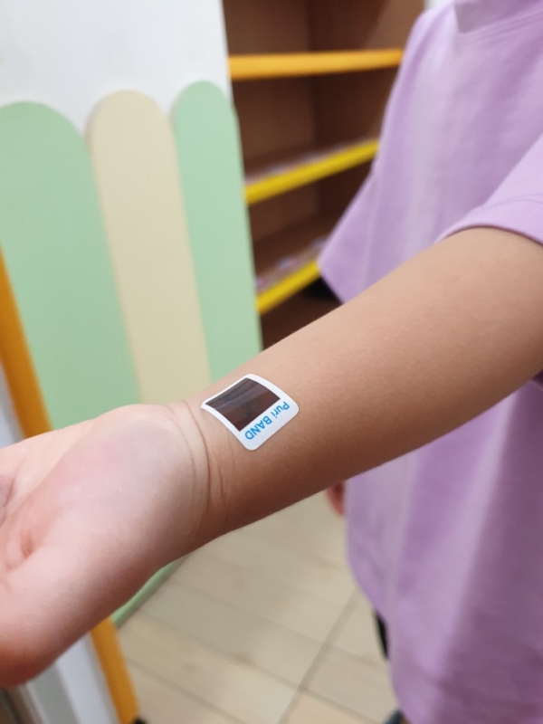 붙이는 체온계 모습