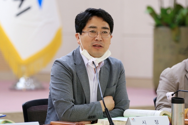 2020년 상반기 실적.하반기 주요업무 보고회 주재하고 있는 맹정호 시장