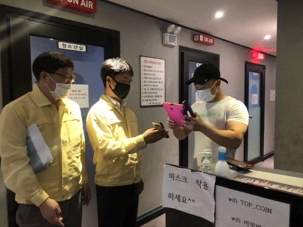 코로나19 대응 전자출입명부 사용 안내에 나선 이 부군수