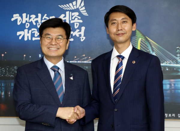 이태환(오른쪽) 세종시의회 의장이 이춘희 세종시장을 만나 면담했다.