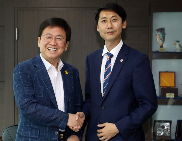 이태환(오른쪽) 세종시의회 의장이 최교진 세종시교육감을 만나 면담했다.