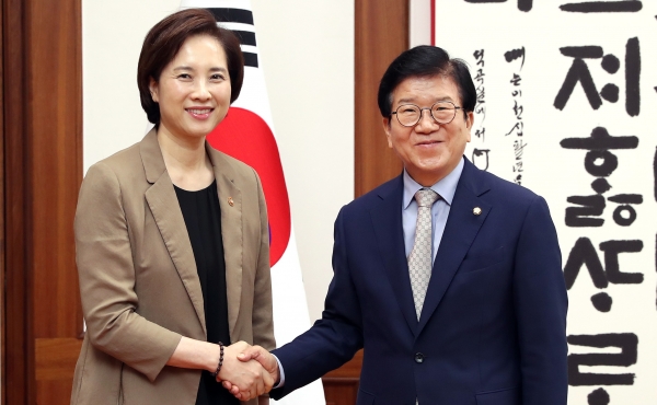 박병석 국회의장과 유은혜 사회부총리 겸 교육부 장관이 2일 의장 집무실에서 만나 악수를 하고 있다.