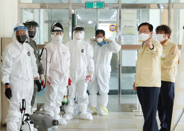 2일 서구 느리울 초등학교에서 확진자가 발생한 가운데 장종태 서구청장이  추가 감염이 발생하지 않도록 현장 방역상황을 지휘하고 소독 실시상태를 세밀히 점검