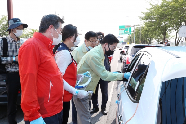 대천해수욕장 검역소 발열체크(김동일 보령시장, 양승조 충청남도지사).
