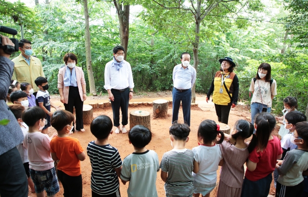 맹정호 서산시장 황톳길 점검 모습